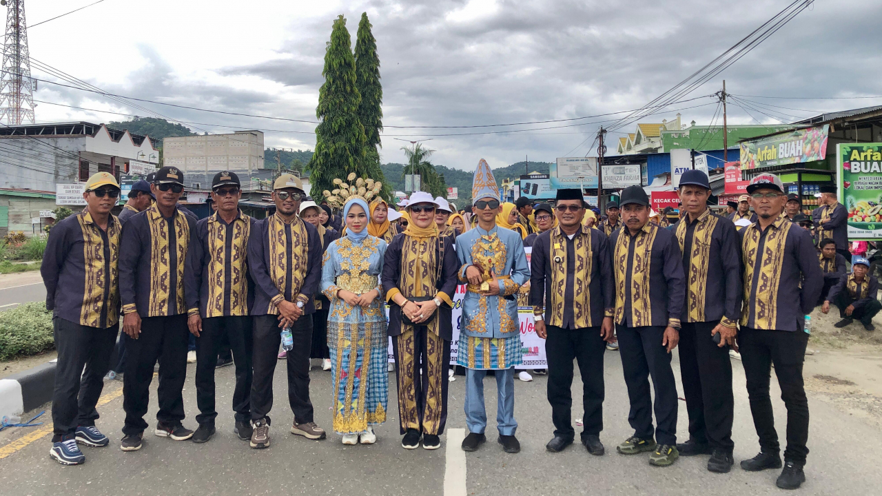 Camat dan Kepala Desa Se-Kecamatan Amonggedo Kompak Meriahkan Pawai Budaya Konawe