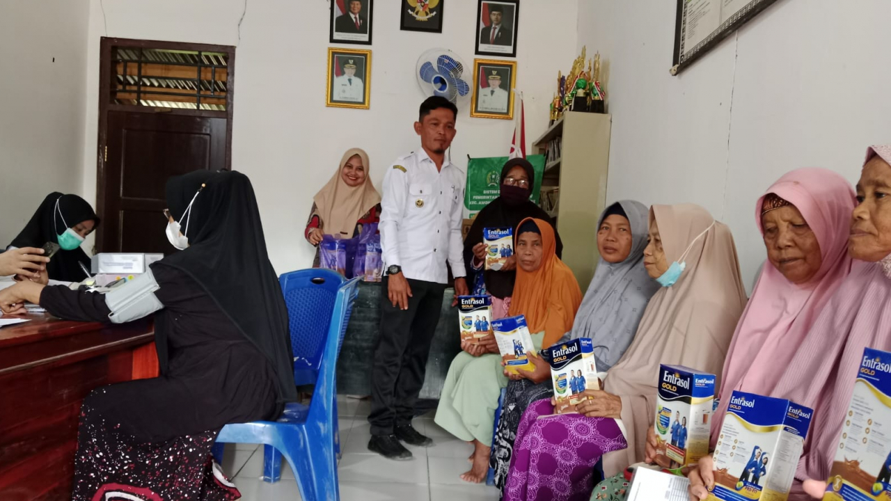 Desa Watulawu Bagikan Susu untuk Lansia: Dukung Kesehatan Lewat Program PMT 2025