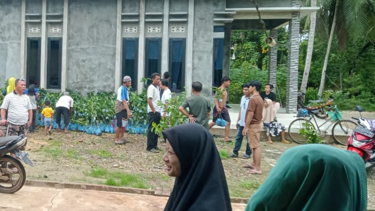 Penyaluran Bibit Tanaman Alpukat dan Jambu Kristal di Desa Lalonona untuk Ketahanan Pangan