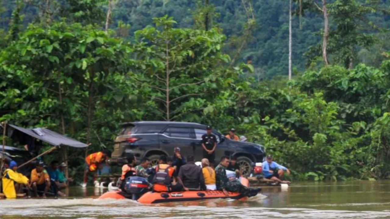 Basarnas Konawe Utara menjaga warga naik rakit dari ancaman buaya