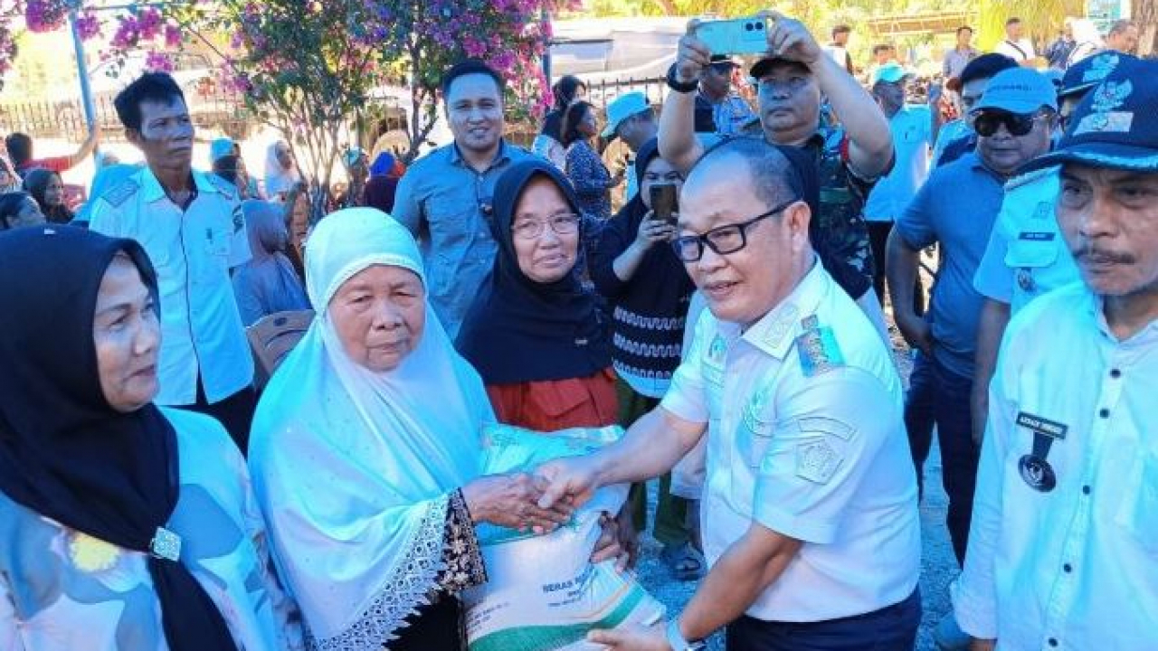 Tekan Inflasi, Pemkab Konawe Salurkan Bantuan Beras