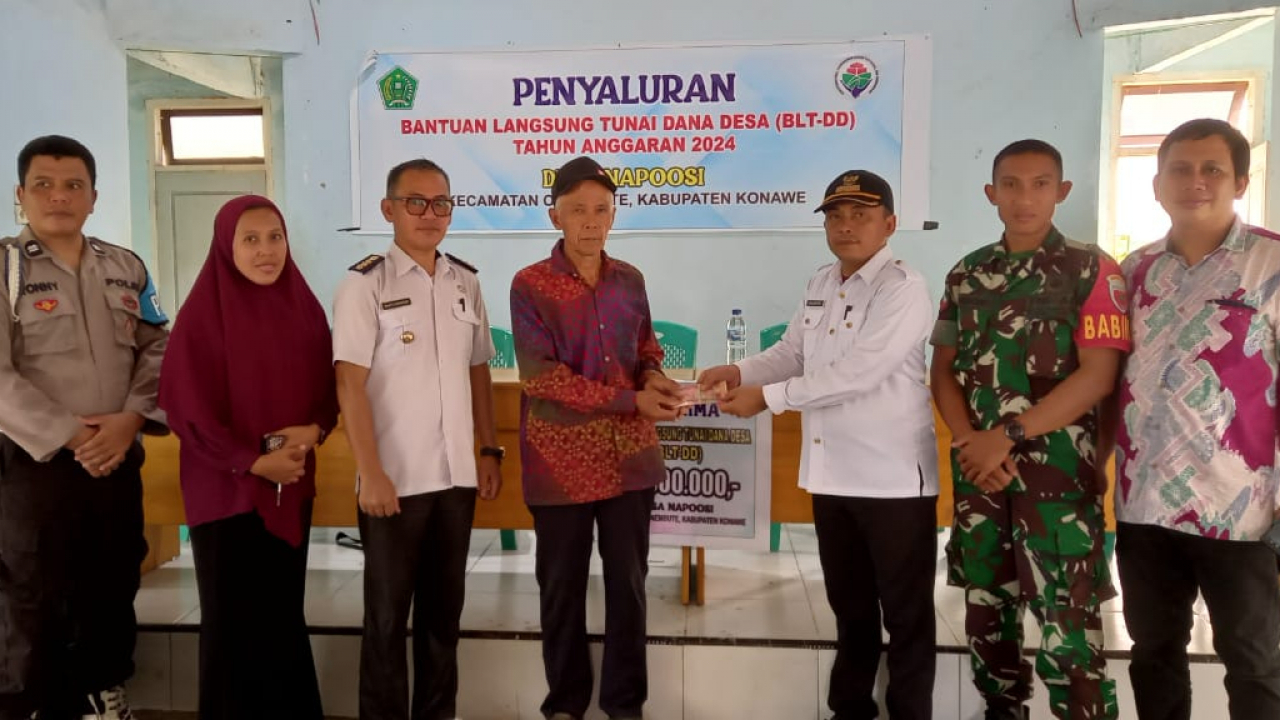 Sebanyak 30 Keluarga Penerima Manfaat (KPM) warga Desa Napoosi Kecamatan Onembute Kabupaten Konawe Provinsi Sulawesi Tenggara (Sultra) menerima Bantuan Langsung Tunai Dana Desa (BLT-DD), Rabu (01/05/2024).