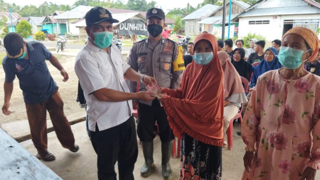 Pemdes Kasukia Salurkan BLT Dana Desa Tahap Satu Kepada 104 KPM