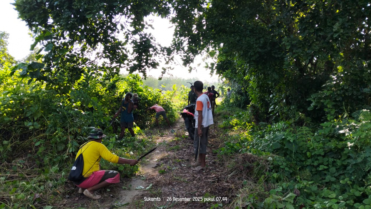 Jaga Pantai Bungin, Warga Lakarama Gelar Kerja Bakti Massal