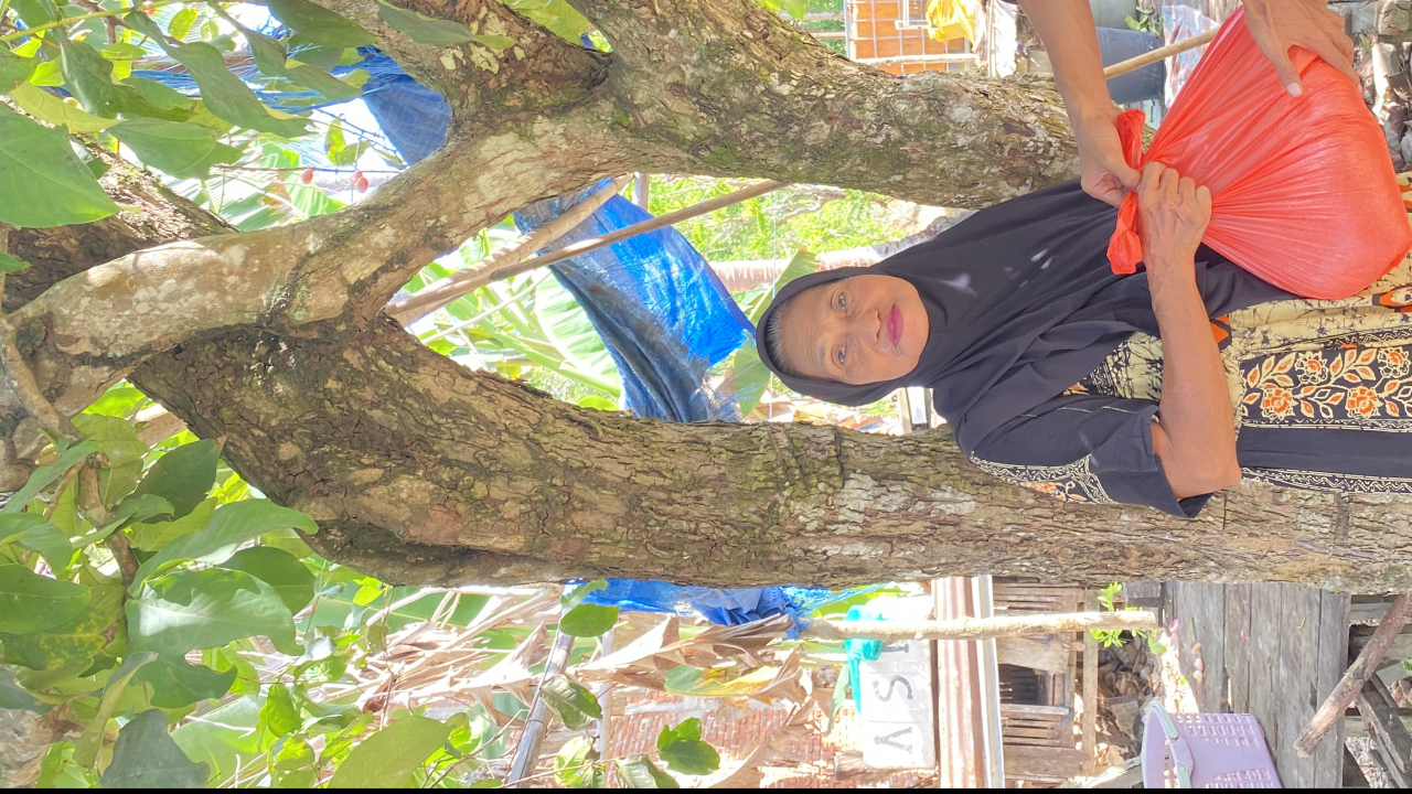 Kepala desa Hukaea, bagikan beras hasil Panen sawah desa ke sejumlah Janda