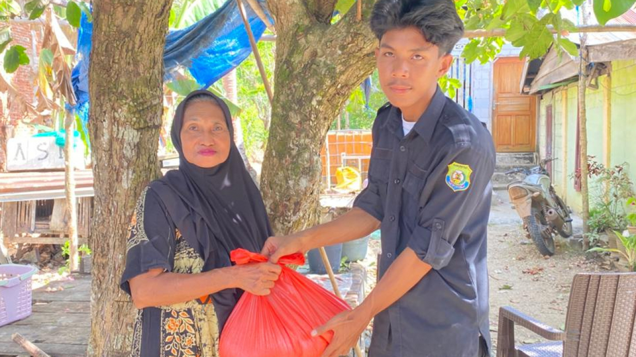 Kepala desa Hukaea, bagikan beras hasil Panen sawah desa ke sejumlah Janda