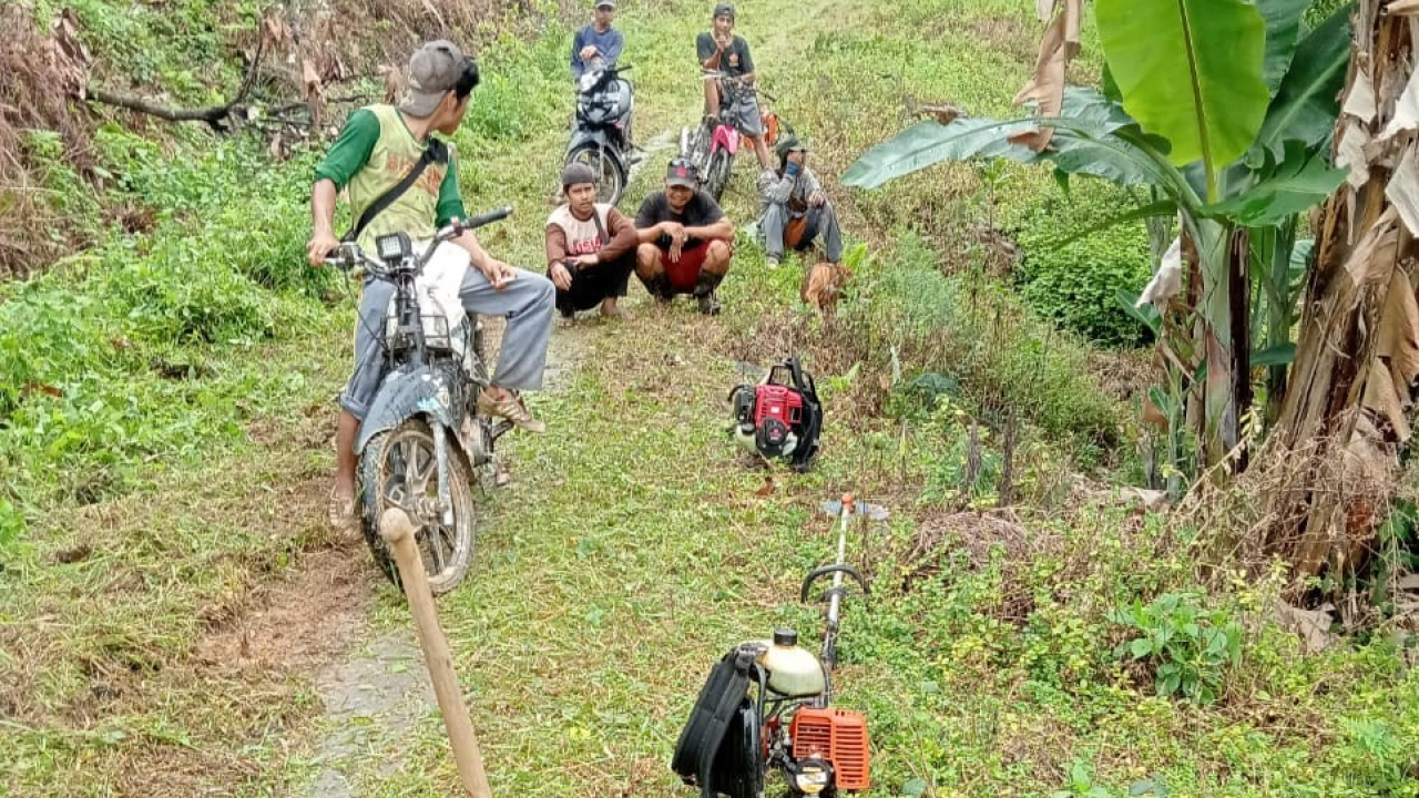 Warga Desa Saludongka Gotong Royong Bersihkan Jalan ke Gunung