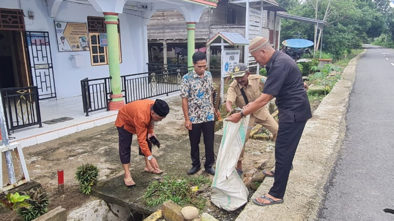 Kantor Desa Saludongka Bersih dan Rapi Setelah Pembersihan Halaman Bersama