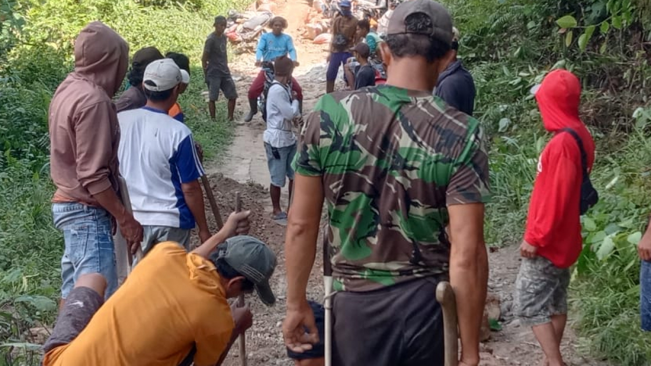 Jalan Baru untuk Dusun 5: Cerita Perbaikan Jalan Longsor di Desa Saludongka