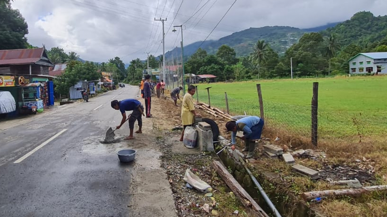 Gotong royong pembersihan lingkungan