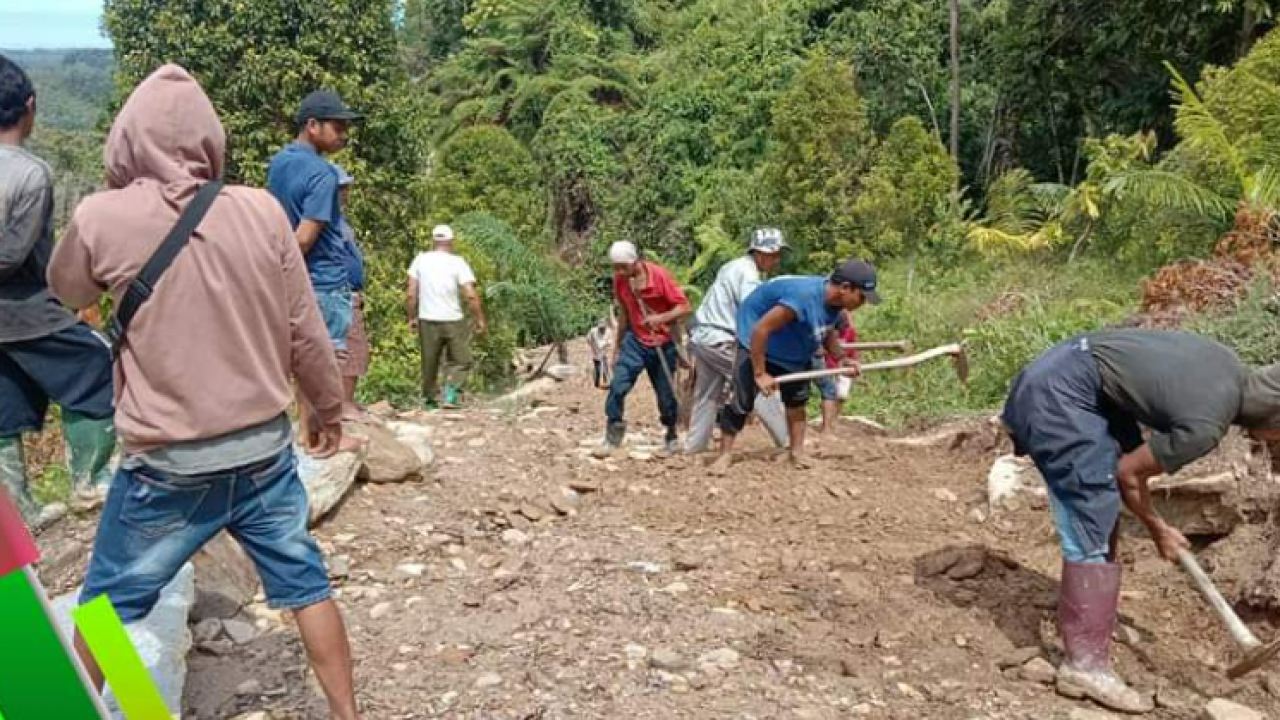 Warga Desa Saludongka Bangun Jalan Dan Bronjong Secara Swadaya