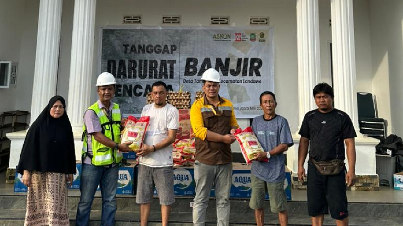 Pasca Bencana Banjir, PT Askon Salurkan Bantuan Telur, Mie Instan, Beras, dan Air Mineral untuk Warga Desa Tambakua