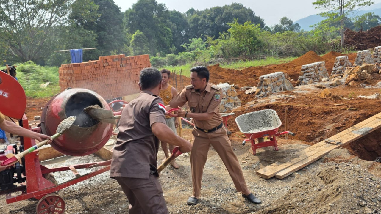 Perkuat Ekonomi Desa, Pemdes Tambakua Laksanakan Peletakan Batu Pertama Gedung Koperasi Merah Putih