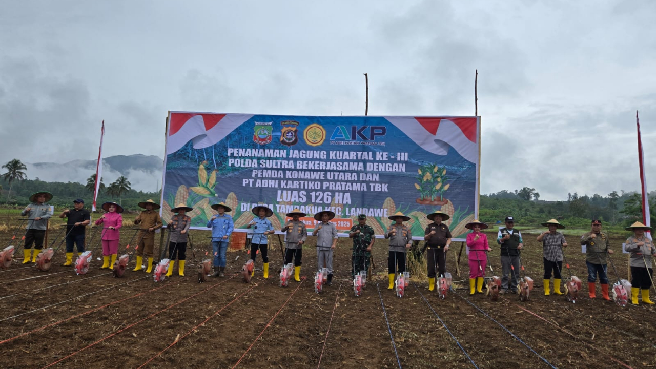 POLDA SULTRA, PEMDA KONUT, DAN PT. ADHI KARTIKO PRATAMA TBK BERSINERGI TANAM JAGUNG DI DESA TAMBAKUA