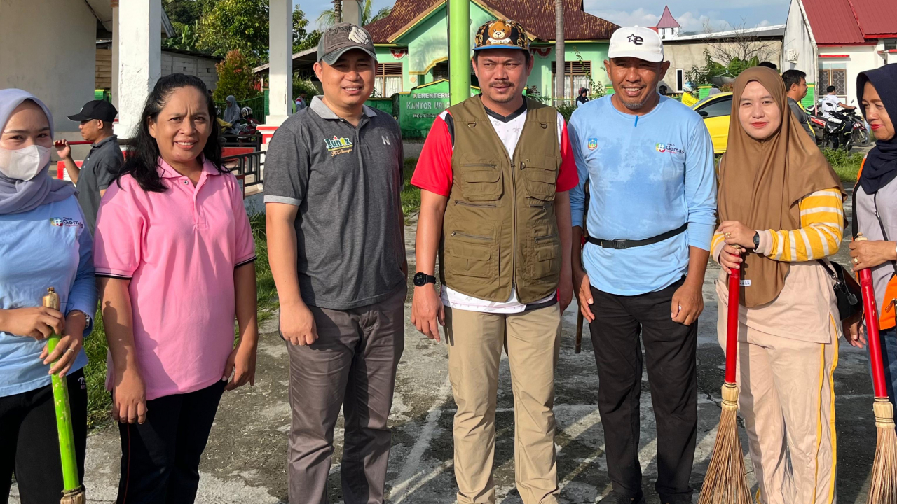 Lurah Tababu Bersama Perangkat Kelurahan Ikut Kerja Bakti yang Dipimpin Bupati Koltim