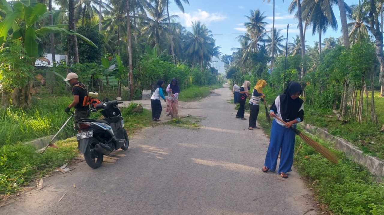 Pelestarian Lingkungan Melalui Kerja Bakti Masyarakat Desa Teratai