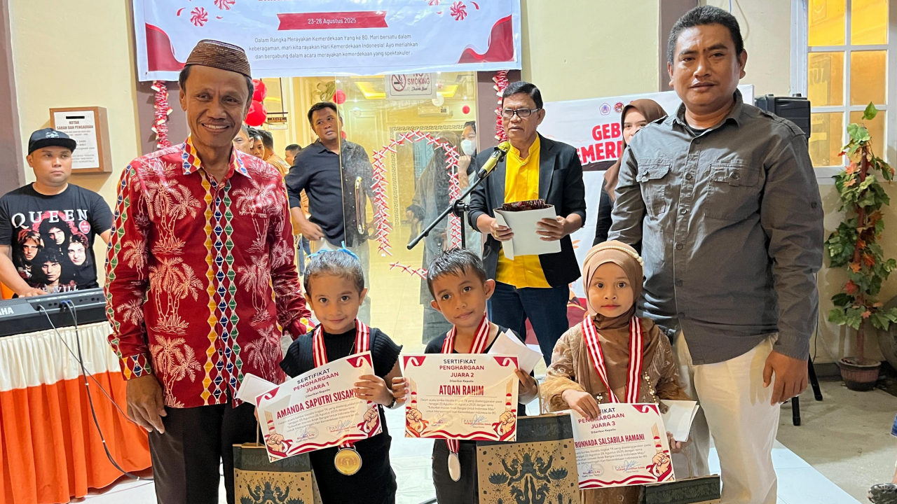 Irwan Dai Ikut Menyalurkan Bonus Kepada Peserta Lomba Hut Ri 80