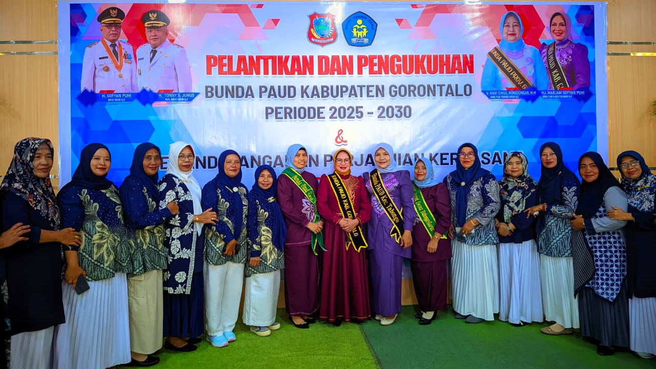 Ny. Marlin rauf demolingo  mengahadiri pelantikan bunda paud se - kabupatenGorontalo