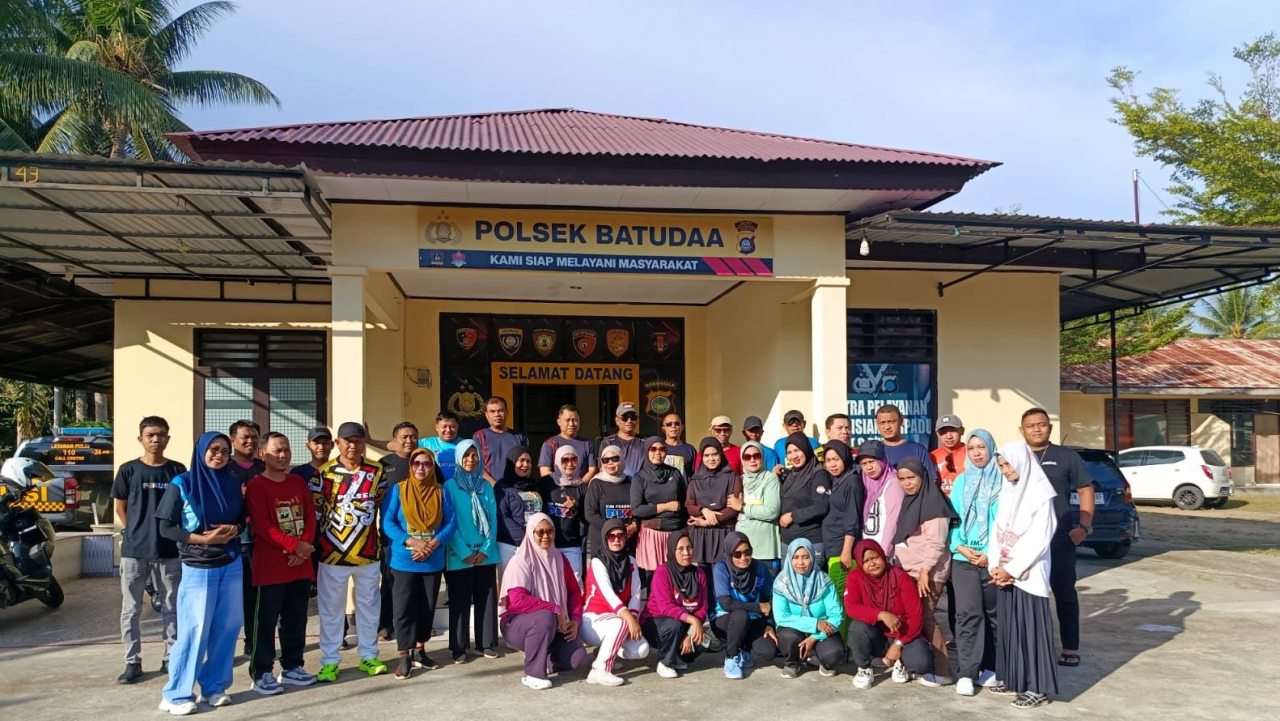 Olah raga bersama pemdes Teratai dan Polsek Batudaa/Tabongo