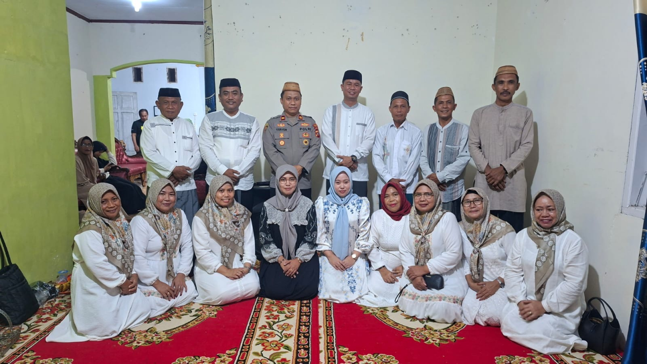 Majelis Taklim Desa Teratai Hidupkan Malam dengan Tadarus Al-Quran di Rumah Dinas Camat
