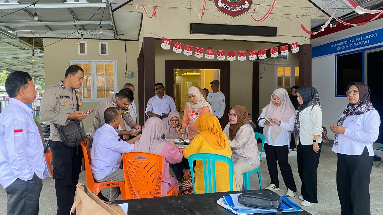 Bhabinkamtibmas Dampingi Produksi Biji Teratai Desa Teratai