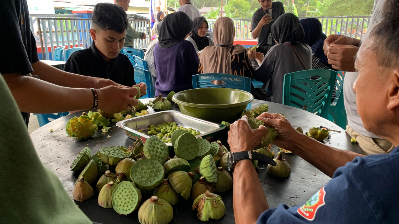 Optimalisasi Potensi Teratai: Kolaborasi Masyarakat dan KKN UNG dalam Pemisahan Biji Teratai di Desa Teratai