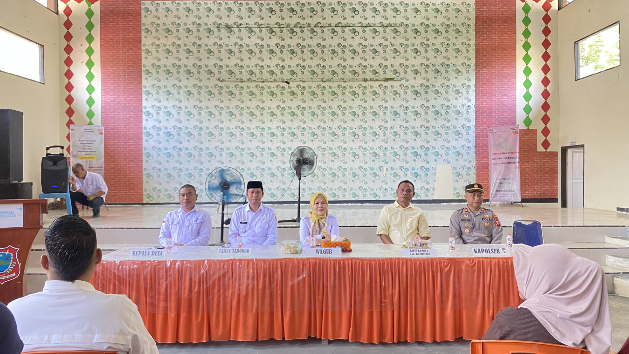 Camat Tabongo Menghadiri dan mendampingi Wakil Gubernur Gorontalo dan Anggota DPRD Kabupaten terkait penyerahan Bantuan Pangan di Desa Teratai