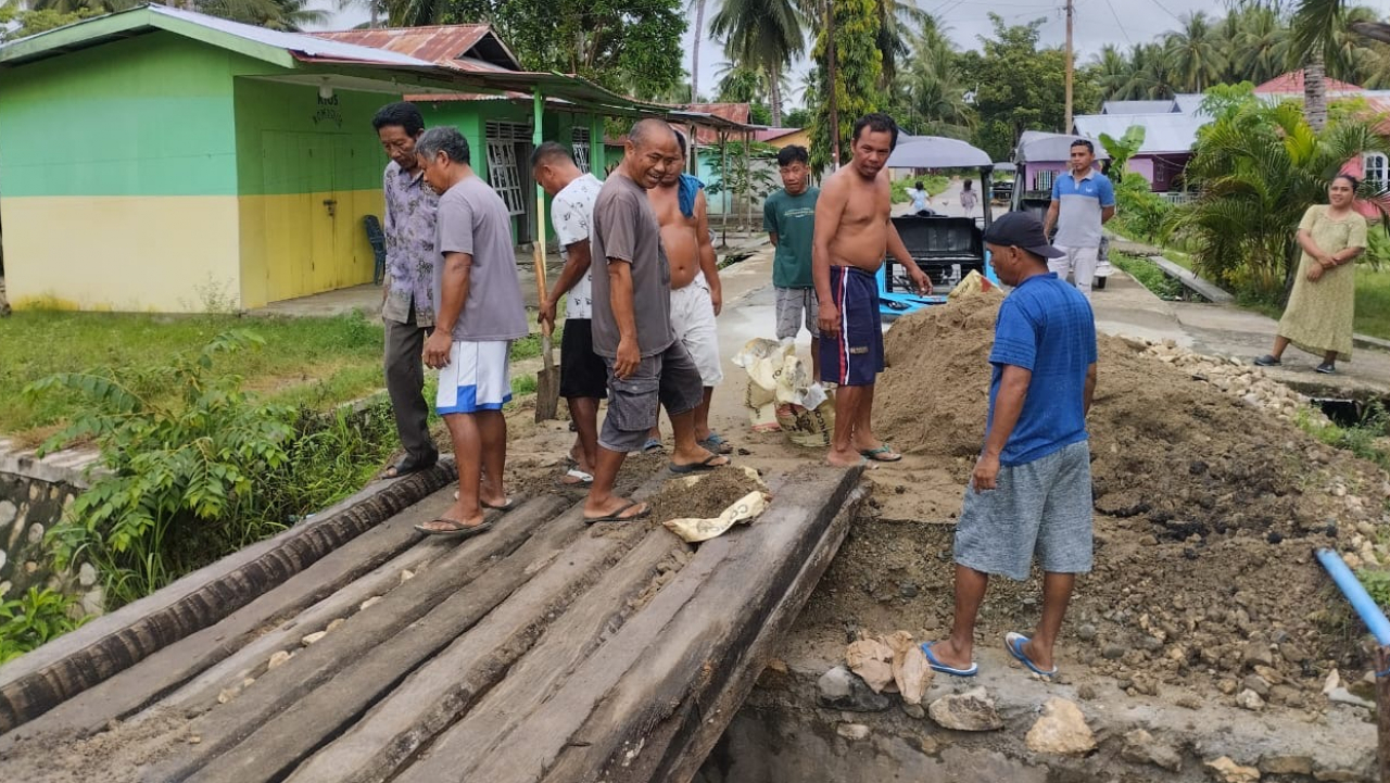 Pekerjaan terhenti tanpa sebab, Masyarakat bikin jembatan darurat kembali