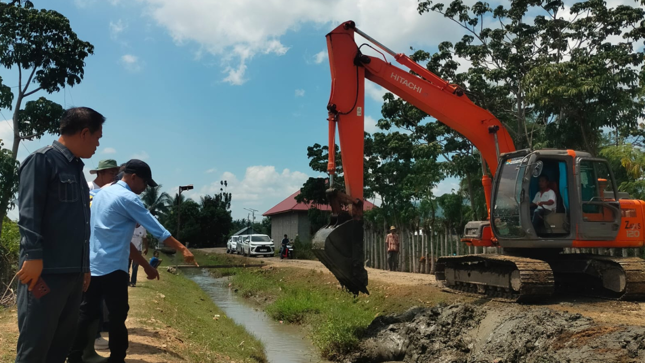Anggota DPRD Provinsi Gorontalo Tinjau Pengerukan Sedimentasi Saluran Irigasi di Desa Molombulahe