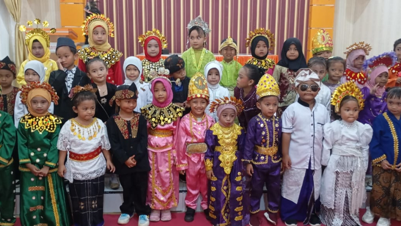 Fashion Show TK 06 Citra Mandiri Meriahkan Peringatan Hari Sumpah Pemuda di Desa Piloliyanga