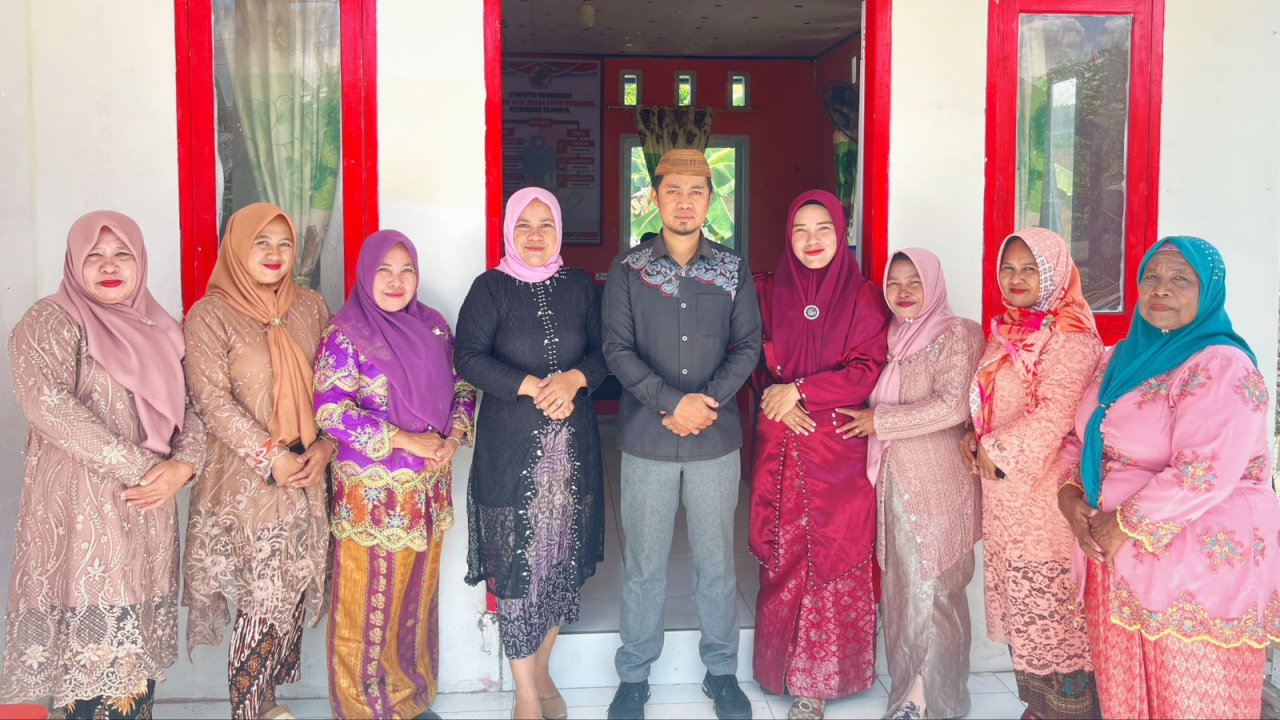 Pemerintah Desa Modelomo Kenakan Kebaya dalam Rangka Hari Kebaya Nasional