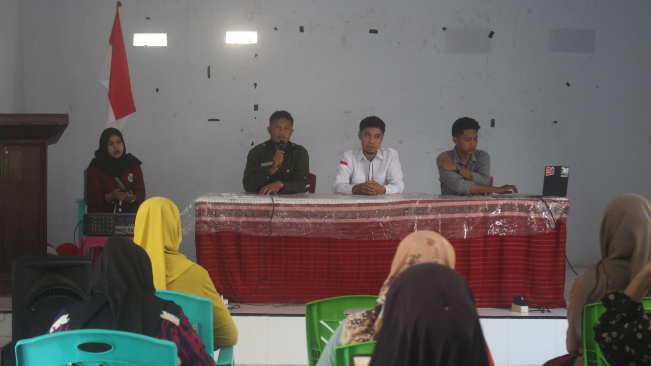 Mahasiswa UNG Sosialisasikan Program Pengolahan Limbah Plastik di Desa Modelomo