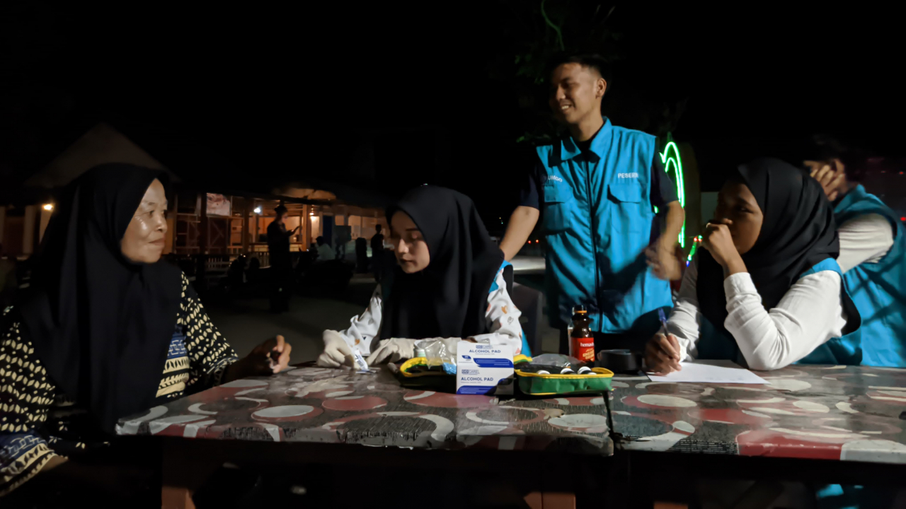 Mahasiswa KKD UMGO Gelar Pemeriksaan Kesehatan Gratis, Semarakkan Malam Pasang Lampu di Desa Patoameme