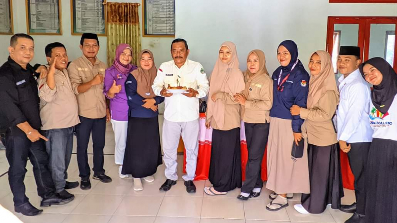 Di Hari bahagia Kepala Desa Jony Pasisingi Mendapat kejutan dan ucapan Selamat Ulang Tahun dari Perangkat Desa, BPD dan Pendamping Desa