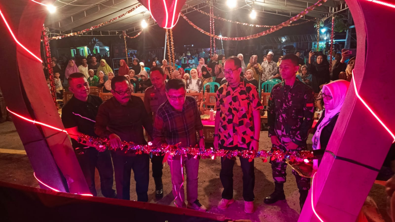 Ketua DPRD di dampingi Kepala Desa Melakukan Gunting Pita sebagai tanda Warkop Tambatan Cinta Mulai beroprasi