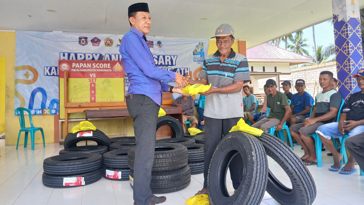 Kades Dan Ketua BPD Desa Sipayo Serahkan Bantuan Ban Gerobak untuk Pelaku Usaha Lokal