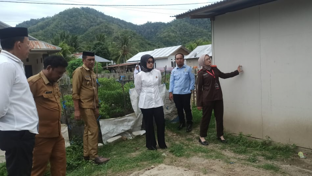 Ketua BPD Sipayo Dampingi Kejaksaan Negeri Pohuwato Tinjau Rehabilitasi Rumah dan Jamban