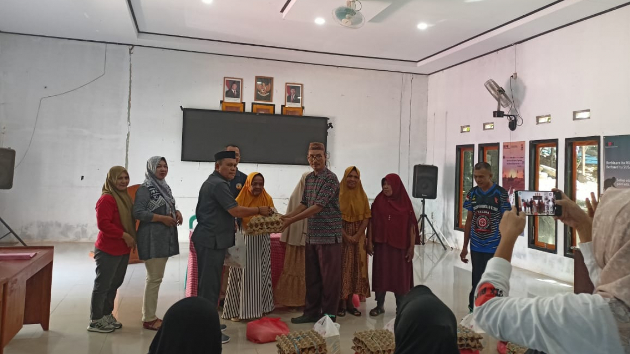 Penyaluran Bantuan Sembako dari Dinas Sosial Kabupaten Gorontalo Utara kepada Masyarakat Desa Molantadu dan Huidu Melito