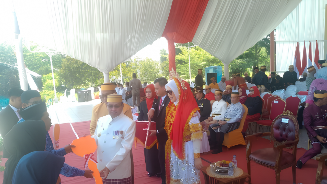 Bupati Pasangkayu Serahkan Bantuan kepada Masyarakat Pasangkayu pada Upacara HUT RI Ke-79