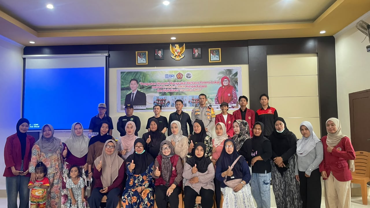 KKN UNIMAJU Angkatan VI Gelar Sosialisasi Penguatan Ekonomi Masyarakat Berbasis Lokal Melalui Produksi UMKM Kripik Kelapa dan Digitalisasi Transaksi QRIS di Desa Sarjo