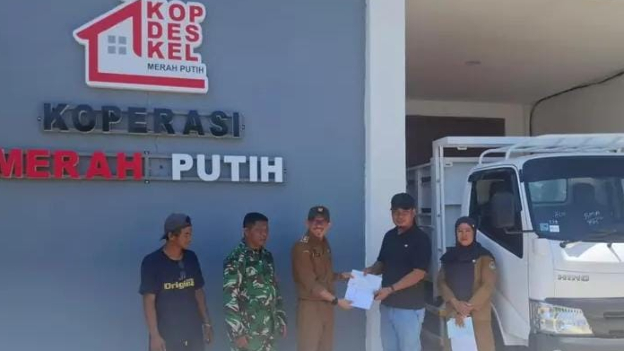 Penyerahan 1 unit mobil truk operasional untuk koperasi desa merah putih desa bonda