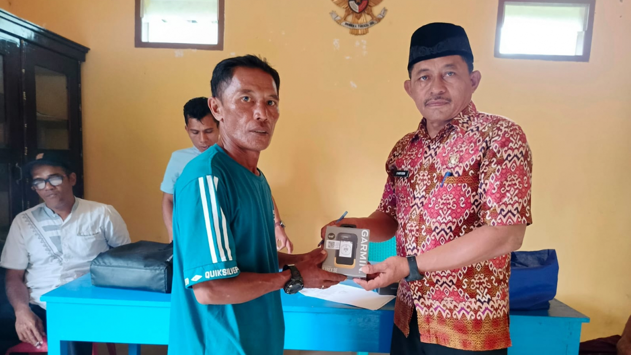 Pemberdayaan Nelayan dan Petani Desa Dungkait Melalui Bantuan Mesin Ketinting, Senso, dan GPS