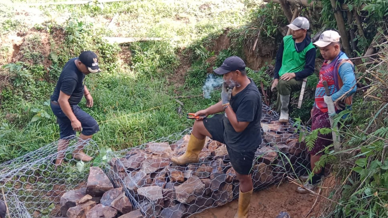 Pembangunan Bronjong di Desa Salu Alo, Kecamatan Mambi