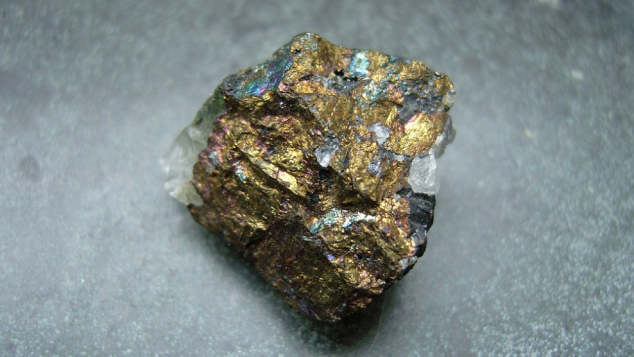 Mineral logam (emas, mangan, besi)