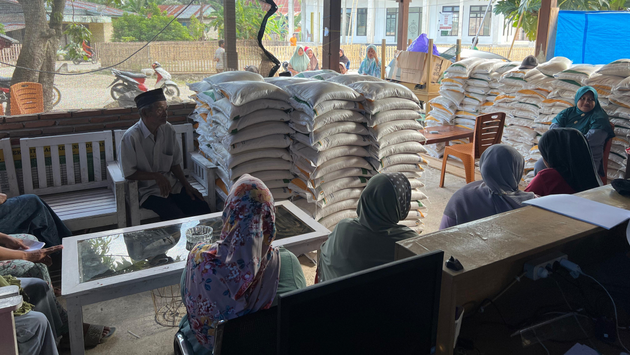 Pemerintah Desa Katumbangan Lemo Salurkan Bantuan Pangan Beras Bulog