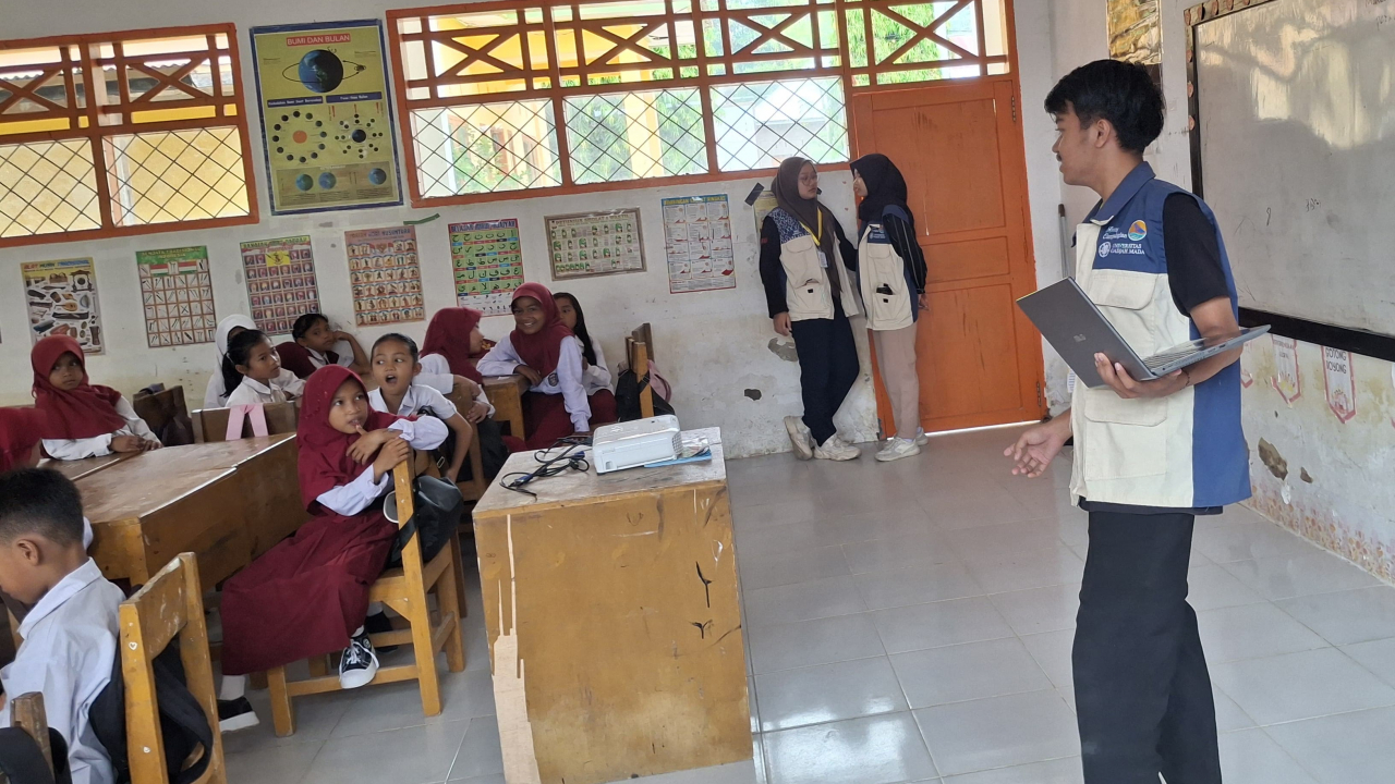 Mahasiswa KKN UGM Kenalkan Biopori pada Siswa SD, Tanamkan Kepedulian Lingkungan Sejak Dini