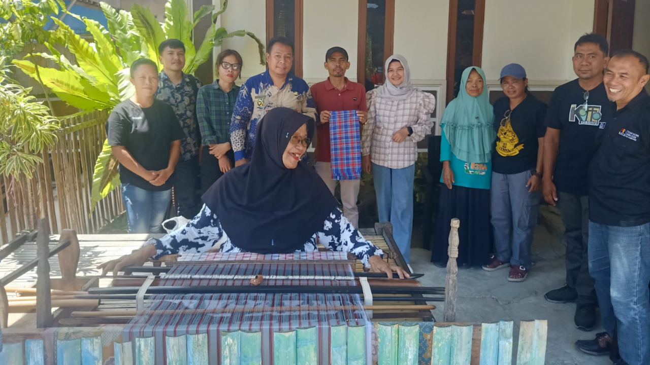 Jejak Kreatif: Kunjungan Inspiratif dari Desa Manungpitaeng ke Sentra Pengrajin Lipa Saqbe di Desa Bonde