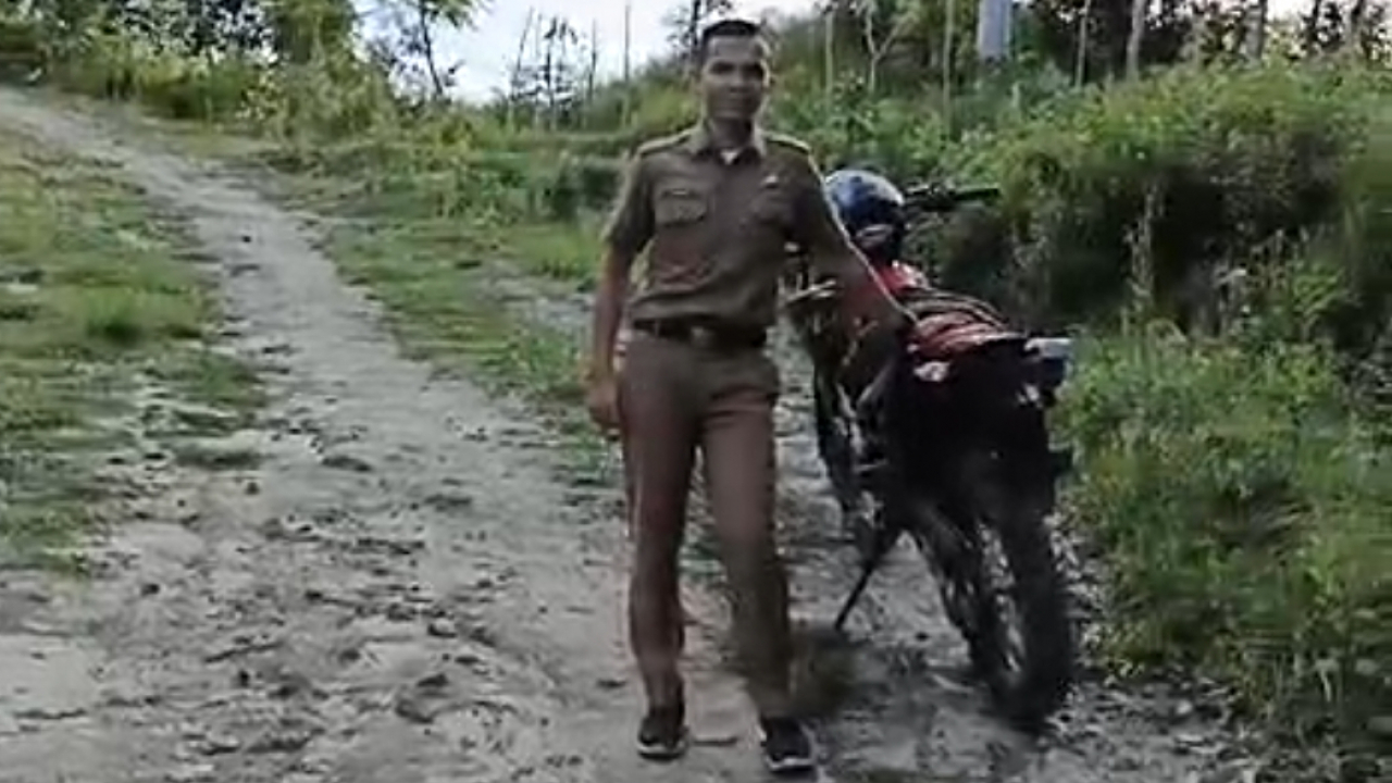 Tinjauan Persiapan Perbaikan Jalan dan Pembangunan Sumur Bor di Kampung Belia