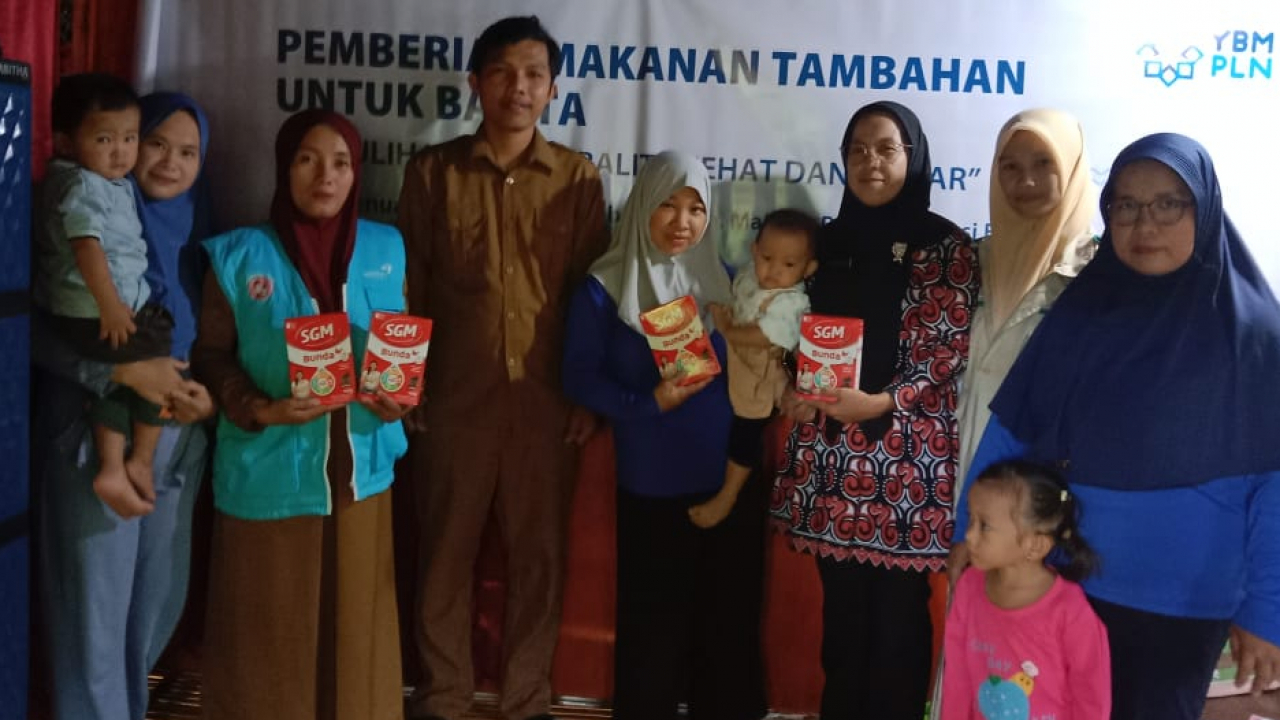 Pembagian Susu SGM di Kappung Belalang, Desa Banua Adolang