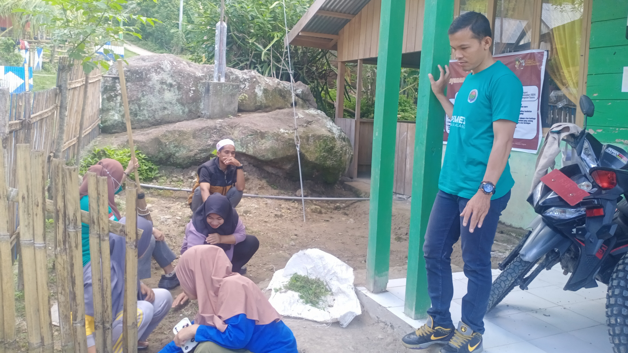 Kerja Bakti di Desa Banua Adolang